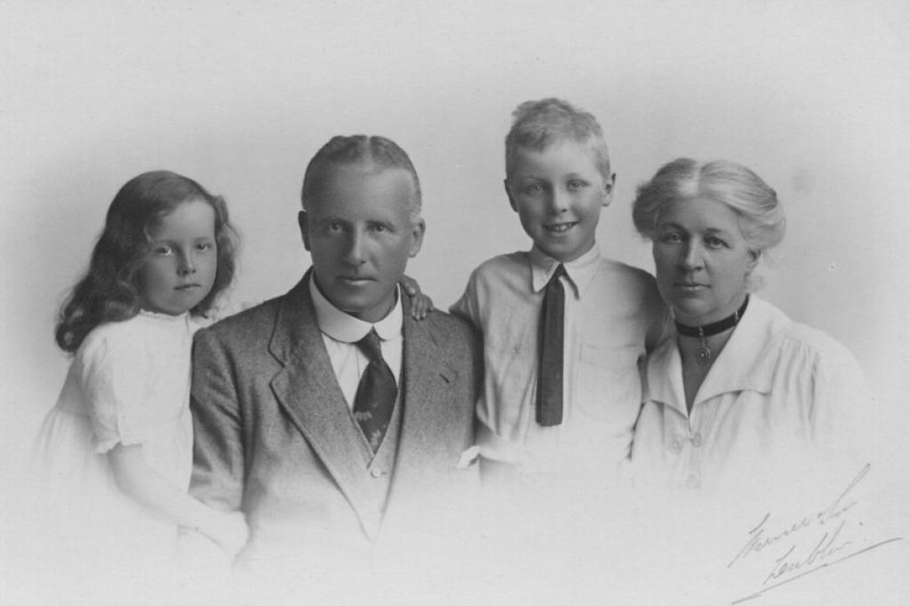 Benjamin Johnston, Fanny Sandes and Family