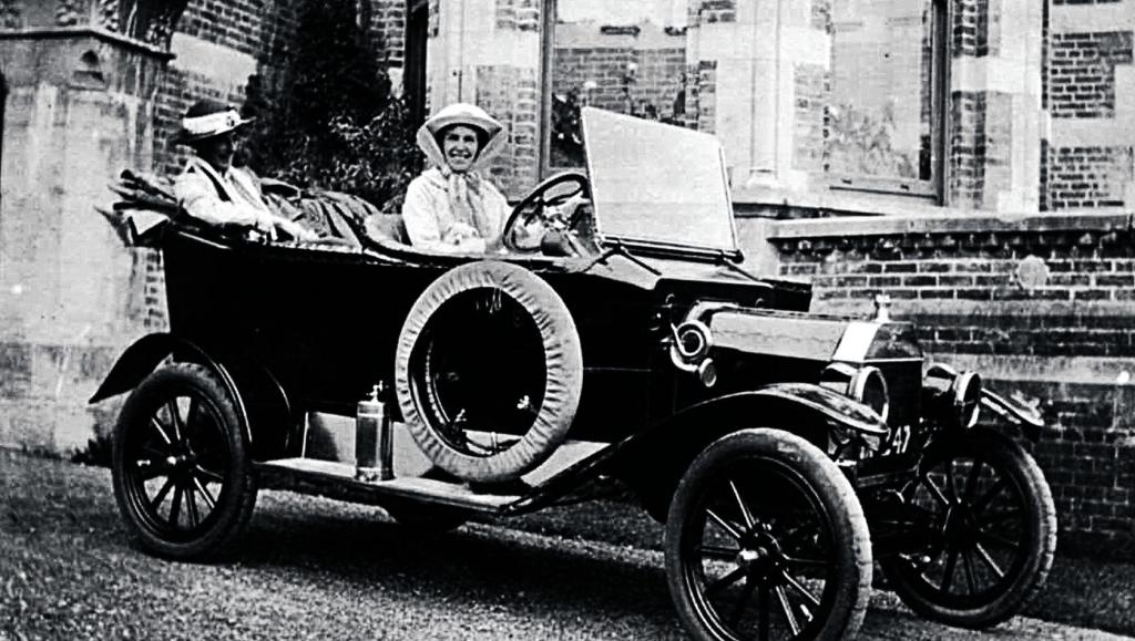 Doris Collis Sandes and her sister Margaret at Oak Park House, Tralee, Doris Collis Sandes and her sister Margaret at Oak Park House, Tralee, in the early 1920s.