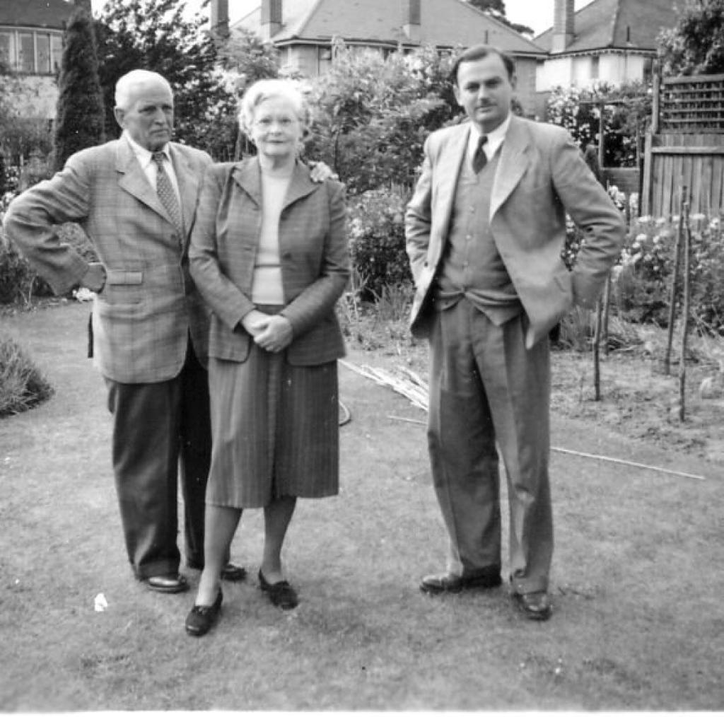 Robert Dalrymple Sandes with his wife Ruby Hilda Lamb and son Robert Neville Sandes